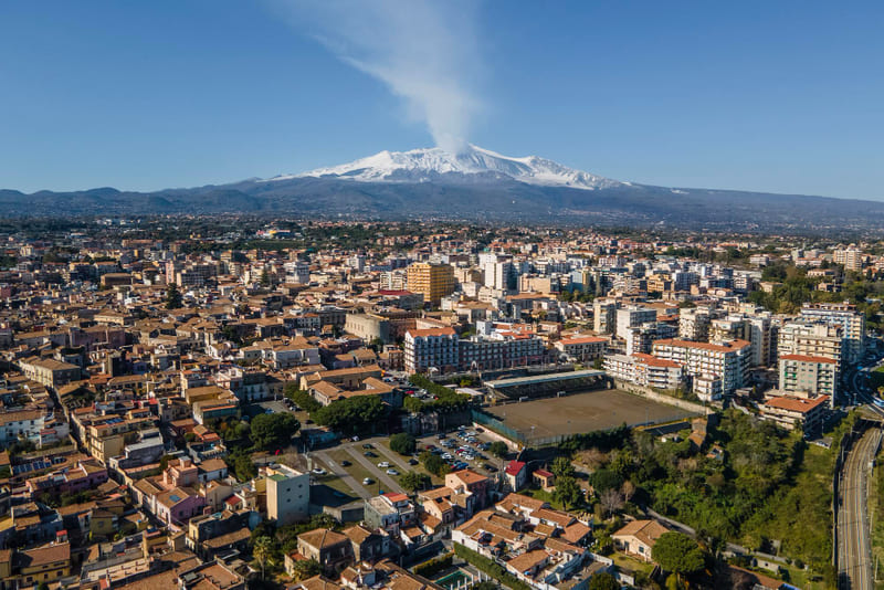 vista aerea acireale y volcan etna sicilia